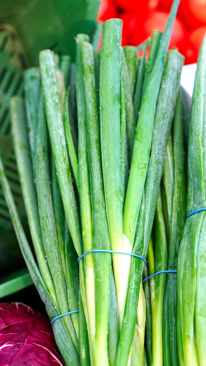 Листья репчатого лука также используют в пищу